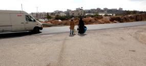 نساء يعبرن شارع رقم 60 بالقرب من مدخل خربة قلقس. الصورة من التوثيق بالفيديو.