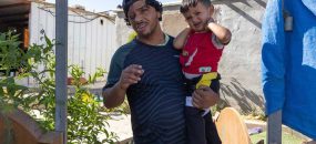 עודה אל-הד'אלין עם אחד מבניו. צילום: עמרי ערן ורדי, אקטיבסטילס