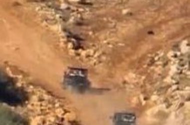 المستوطنون يغادرون أراضي التجمع على تراكتورات صغيرة. الصورة قدمها السكان مشكورين، 4.11.23 