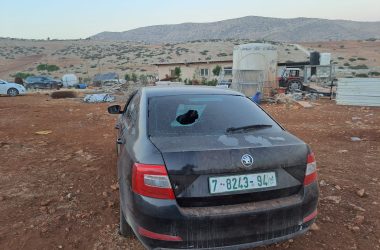 سيارة جهاد مساعيد بعد تحطيم المستوطنين زجاجها. الصور قدمها السكان مشكورين، 4.11.23 