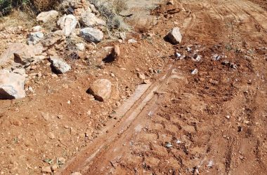 الطريق التي شقها المستوطنون والجنود. الصورة قدمها صاحب الأرض مشكورًا.