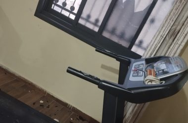 نوافذ حطمها المستوطنون. الصور قدمتها العائلة مشكورة 