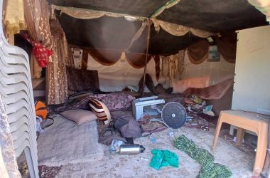 الفوضى التي خلّفها المستوطنون في مغارة وخيام العائلة. تصوير: محمد رمانة، بتسيلم