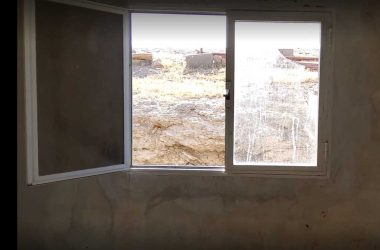 نوافذ حطمها المستوطنون وفوضى خلفوها في منزل محمود عبيات. تصوير: عامر عاروري، بتسيلم  