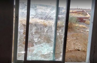 نوافذ حطمها المستوطنون وفوضى خلفوها في منزل محمود عبيات. تصوير: عامر عاروري، بتسيلم  