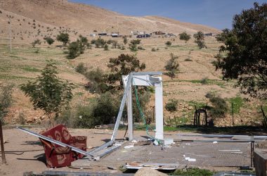 תושבים בראס עין אל-עוג'א מעמיסים חלקי מבנים שפורקו על משאית לקראת עזיבה. צילום: פאיז אבו רמילה, בצלם, 8.1.26 