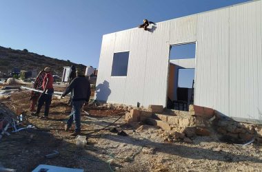 العائلة الأخيرة في خربة إبزيق تقوم بتفكيك مجمعها السكني استعدادًا للرحيل. تصوير: عارف دراغمة، بتسيلم