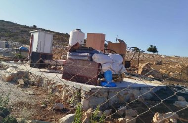 العائلة الأخيرة في خربة إبزيق تقوم بتفكيك مجمعها السكني استعدادًا للرحيل. تصوير: عارف دراغمة، بتسيلم