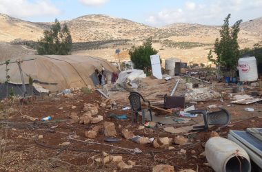 العائلة الأخيرة في خربة إبزيق تقوم بتفكيك مجمعها السكني استعدادًا للرحيل. تصوير: عارف دراغمة، بتسيلم