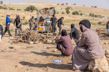   תושבים בראס עין אל-עוג'א מעמיסים חלקי מבנים שפורקו על משאית לקראת עזיבה. צילום: אבישי מוהר, בצלם, 8.1.26 