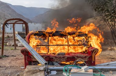 רכוש שהציתו תושבי הקהילה לפני עזיבתם. צילום: אבישי מוהר, בצלם, 8.1.26
