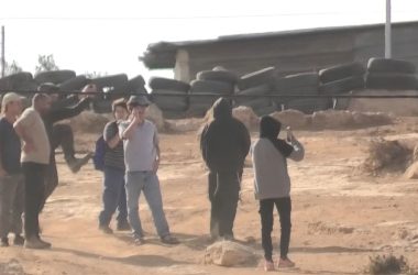 המתנחל בועט בפעילה ומפיל אותה. התמונות באדיבות תושבים