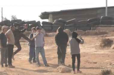 המתנחל בועט בפעילה ומפיל אותה. התמונות באדיבות תושבים