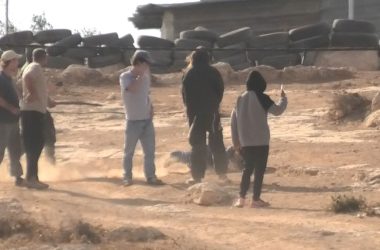 המתנחל בועט בפעילה ומפיל אותה. התמונות באדיבות תושבים