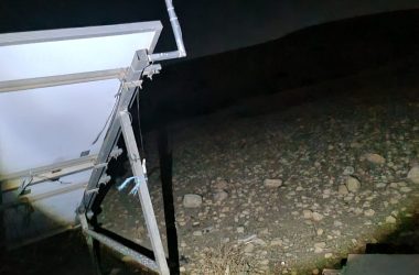 العامود الذي سُرقت عنه كاميرا المراقبة. صورة قدمها السكان مشكورين