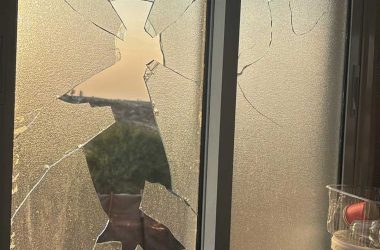 نافذة حطمها المستوطنون في منزل العائلة. صورة قدمتها العائلة مشكورة