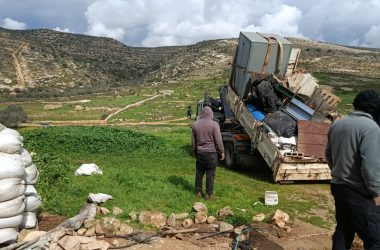 תושבי הקהילה מעמיסים את רכושם על משאית לקראת עזיבה. התמונה באדיבות התושבים