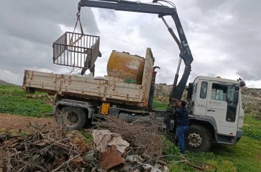תושבי הקהילה מעמיסים את רכושם על משאית לקראת עזיבה. התמונה באדיבות התושבים