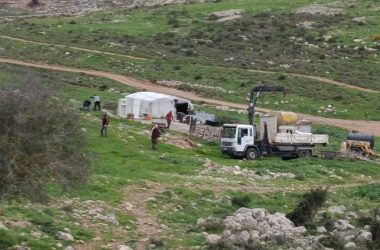 תושבי הקהילה מעמיסים את רכושם על משאית לקראת עזיבה. התמונה באדיבות התושבים