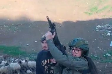 المجنّدة تطلق النار في الهواء بينما يقف أحد المستوطنين بجانبها، 19.1.26. من فيديو توثيقي قدمه السكان مشكورين 