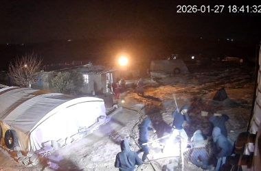 מתנחלים מכים באלות את מוחמד אבו סבחה השרוע על הקרקע. מתוך תיעוד במצלמות אבטחה באדיבות התושבים