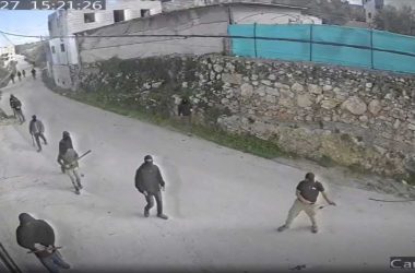 المستوطنون يدخلون إلى جالود. صورة من تسجيلات كاميرات المراقبة، قدّمها السكان مشكورين  