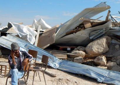 احد سكان جبل البابا بالقرب من انقاض بيته. تصوير: عامر عاروري، بتسيلم. 16.10.17.