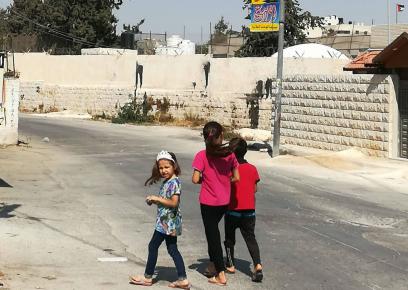 فتيات فلسطينيّات أثناء عبورهنّ في محيط "قبر يوسف" (القبّة البيضاء) في مخيّم بلاطة. 1.11.2017