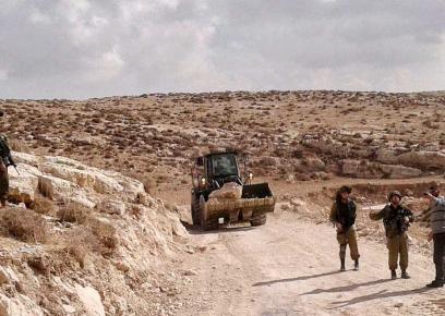 جرافة&nbsp;عسكرية تقود صخور لاغلاق&nbsp;طريق في مسافر&nbsp;يطا، 9.11.17. تصوير: نضال يونس، رئيس مجلس مسافر يطا، المقيم في خربة جنبة.