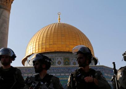 افراد من الشرطة في باحة الأقصى. تصوير: معمر عواد، رويترز، 27.7.17&nbsp;