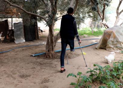 محمود الحواجري في ساحة منزله. تصوير: خالد العزايزة، بتسيلم، 27.1.19