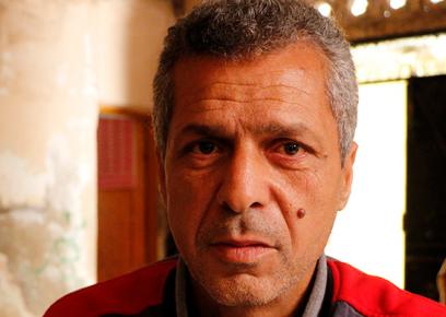 حسام بلّور الذي عمل في إسرائيل لمدة 16 عاما في منزله في مخيم النصيرات للاجئين في قطاع غزة. تصوير: خالد العزايزة، بتسيلم، 28.4.19