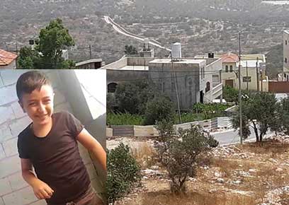 עבד א-רחמאן א-שתיווי (התמונה באדיבות המשפחה). ברקע תמונת הרחוב שבו נורה. צילום: איל שגיב, בצלם, 17.7.19