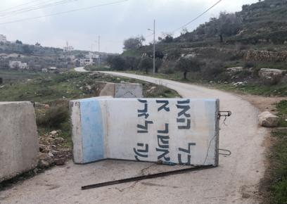 החסימה בכניסה הצפונית לכפר דיר ניזאם. צילום: איאד חדאד, בצלם, 17.2.20