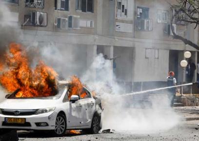 A car which caught on fire after a rocket was launched from the Gaza Strip, in Ashkelon, southern Israel May 11, 2021. Photo by Nir Elias, Reuters
