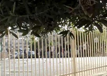 مستوطنون يرشقون الحجارة من وراء السّياج نحو حيّ غيث. تصوير نائل فاخوري، 11.5.21