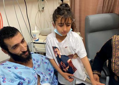 كايد فسفوس مع ابنته ووالدته في المستشفى. الصورة قدمتها العائلة مشكورة