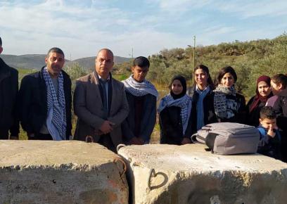 תושבי אל-מסעודייה מפגינים ליד הכניסה לשכונתם שנחסמה בידי הצבא. התמונה באדיבות התושבים