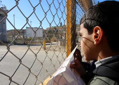 فتًى فلسطينيّ في مظاهرة ضدّ الاعتقالات الإداريّة جرت عند بوّابات سجن عوفر. تصوير أحمد الباز، أكتيفيست ليست، 19.12.19