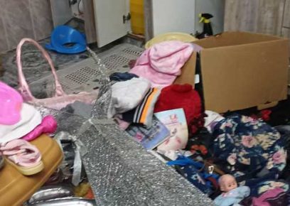 המטבח באחת הדירות לאחר הכניסה האלימה. צילום: מנאל אל-ג'עברי, בצלם