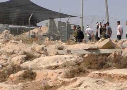 תמונת אילוסטרציה: חיילים מכניסים עצירים פלסטינים למחנה הצבאי מצדות יהודה בדרום הר חברון, 5.8.22. למצולמים אין קשר לאירוע המדווח. צילום: איתי פייטלסון, 5.8.22