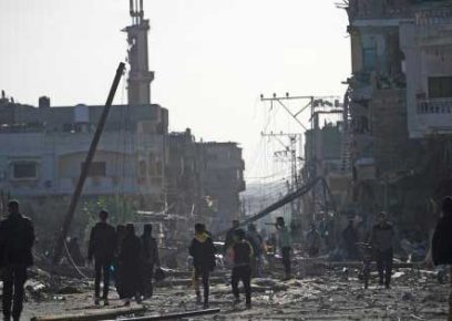 Palestinians returning to check on homes east of Khan Yunis during truce look at the ruins. Photo: Mohammed Zaanoun, activestills.org,&nbsp;24&nbsp;Nov.&nbsp;2023