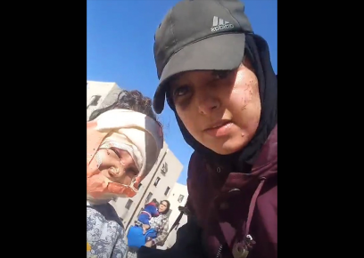 רג'אא ובתה איליאא הפצועות צועדות למערב העיר עזה לאחר שהצבא הורה לפנות את בית הספר שבו מצאו מחסה, דצמבר 2024