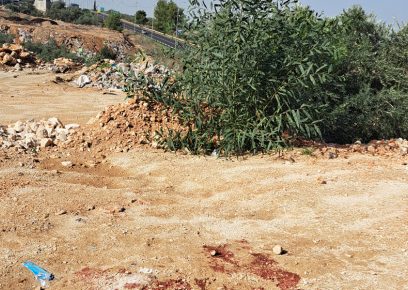 מגרש העפר שבו נורו אבו ריאש וקבלאן; ברקע מצד שמאל כביש 55. צילום: עבד אל-כרים סעדי, בצלם