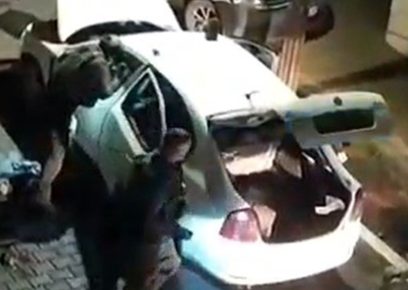 חיילים עורכים חיפוש במכוניתו של ג'עברי לאחר הריגתו. התמונה באדיבות תושבים