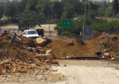 السدة بالمدخل الرئيسي لقلاية بيتين. تصوير: اياد حداد، بتسيلم، 04.10.12.