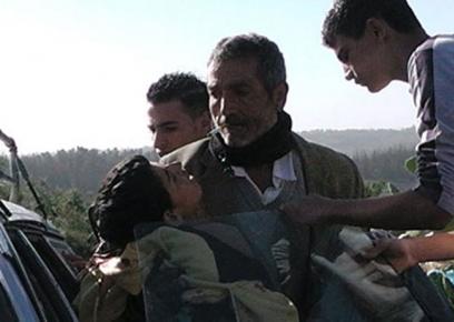 نقل سمير عوض من مكان الحادثة بعد إطلاق النار عليه. تصوير: نصار مرار.15/1/2013.