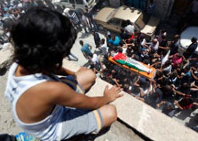 طفل يراقب الجنازة في مخيم قلنديا اليوم. تصوير: محمد تركمان, رويترز