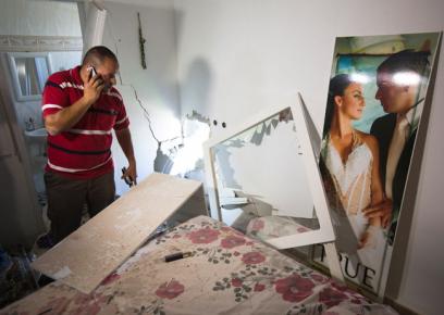 פגיעת רקטה בבית בשדרות, 3.7.14. צילום: אמיר כהן, רויטרס