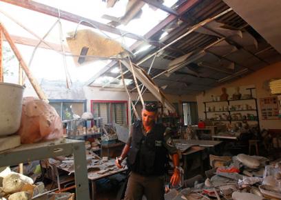 מבנה שנפגע מרקטה בדרום ישראל. צילום: רונן זבולון, רויטרס, 9.7.14